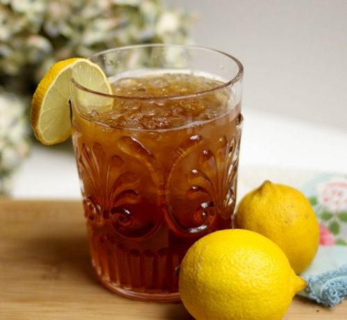 glass of iced tea with lemon